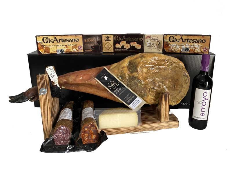 Lote navideño Sabas Jamones con jamón, chorizo, salchichón, vino tinto, turrones y queso